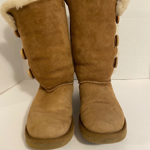 UGG Bailey Button Triplet II Sheepskin Boot, in Chestnut, Size 6 - Picture 3 of 5